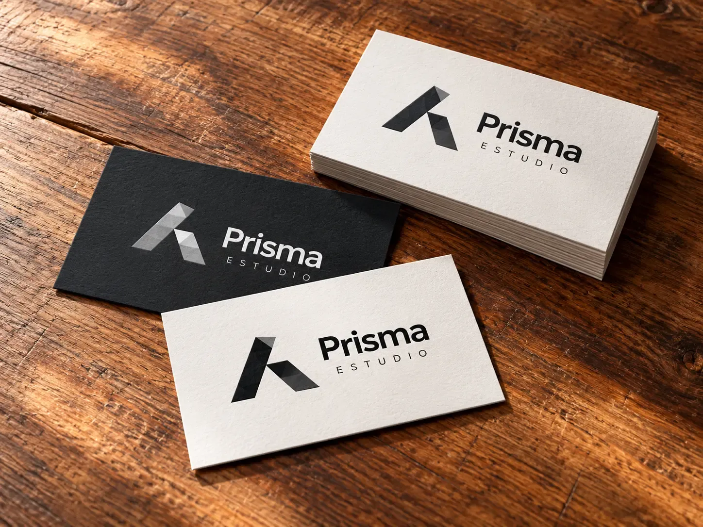 Tarjetas de visita con el logotipo de una marca en versión clara y oscura: ejemplo de sistema de aplicaciones